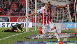 Brian Fernández festeja gol ante Xolos