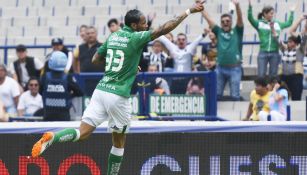 Vinicio Angulo festeja un gol con León