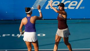 Guiliana Olmos (der.) festeja con su compañera Desirae Krawczyk en la Semifinal de dobles del Abierto Mexicano de Tenis