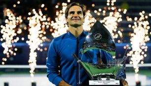 Federer posa con su trofeo tras ganar el torneo de Dubai