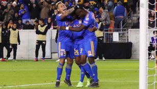 El festejo de Vargas, Quiñones y Valencia tras el gol contra Dynamo