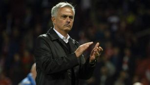 Mourinho aplaude durante un partido del Manchester United