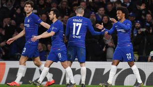 Jugadores del Chelsea se felicitan tras gol contra el Dinamo