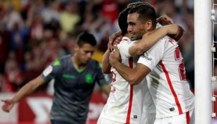Jugadores del Sevilla festejan gol contra Real Sociedad
