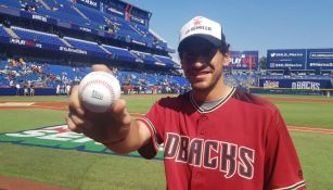 Nahuel Guzmán posa con una bola de béisbol 