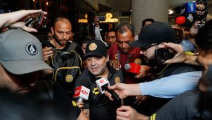 Maradona se vio rodeado de seguridad y reporteros a su llegada