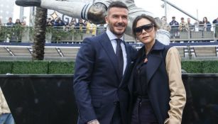 David Beckham con su esposa en la revelación de su estatua 