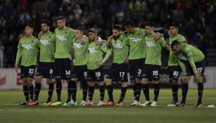 Jugadores de Juárez observan una tanda de penaltis