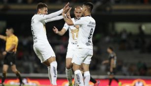 Jugadores de Pumas festejan un gol a Dorados