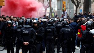 Policía resguarda a afición del Lyon previo a juego de Champions