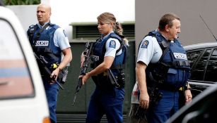 Policías a las afueras de una mezquita en Christchurch