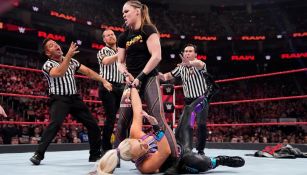 Ronda Rousey intenta aplicar un 'ambar' a Dana Brooke