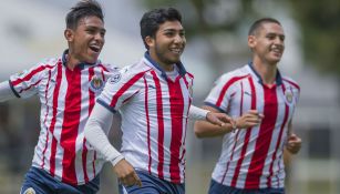 Jugadores de Chivas Sub 20 festejan un gol al América Sub 20