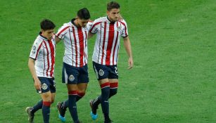 Alan Pulido abandona el terreno de juego tras lesión en Clásico Nacional