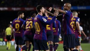 Vidal festeja con Messi un gol del Barcelona