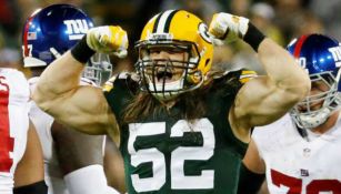 Clay Matthews festeja una tackleada con los Packers