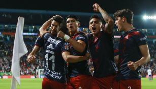 Jugadores de Chivas celebran anotación