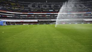 Cancha del Estadio Azteca es regada previo a un encuentro de futbol