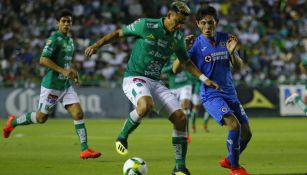 González protege la esférica en duelo contra Cruz Azul en Copa MX