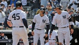 Jugadores de Yankees festejan en el juego contra Orioles