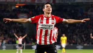Hirving Lozano festeja gol con el PSV