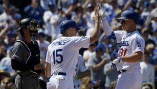 Jugadores de los Dodgers celebran carrera contra Arizona