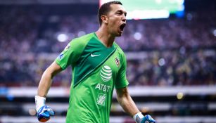 Agustín Marchesín festeja un gol del América