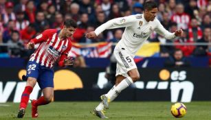 Varane pelea un balón con Morata en el Derbi madrileño 