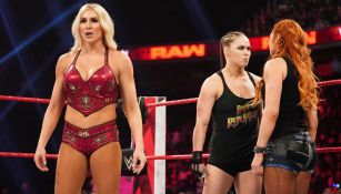 Charlotte, Ronda Rousey y Becky Lynch antes de una lucha