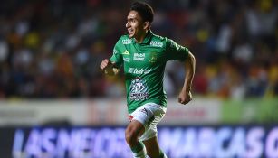 Ángel Mena festeja un gol con el León