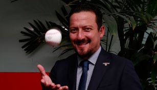 Javier Salinas con una pelota de beisbol