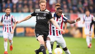 De Jong pelea un balón en el futbol holandés 