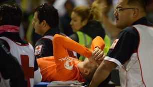 Nicolás Benedetti sale en camilla después de la lesión