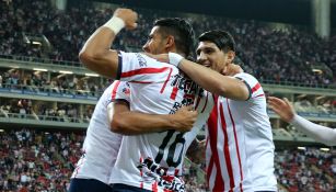 Jugadores de Chivas en pleno festejo de gol