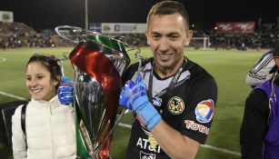 Marchesín festeja haber obtenido la Copa MX 