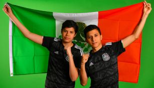 Beto Ávila y Villamore, con la bandera de México en el torneo de FIFA 19