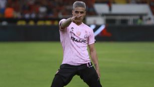 Brian Fernández festeja un gol con el Necaxa