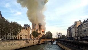 Catedral de Notre Dame durante el incendio 