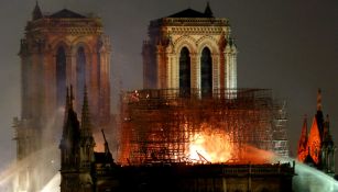 Catedral de Notre Dame durante un incendio 