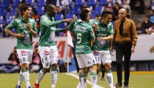 Jugadores de León festejan un anotación vs Puebla