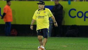 Maradona controla el esférico en el entranamiento de Dorados