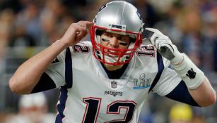 Brady da indicaciones durante el Super Bowl LII 