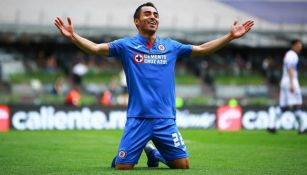 Rafael Baca festeja un gol con Cruz Azul 