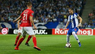 Herrera conduce el esférico en un partido con el Porto