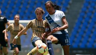 Cagigas y Jimenez disputan el esférico en Liga MX Femenil