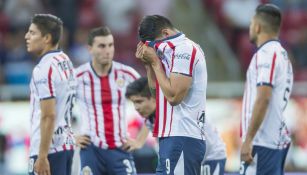 Jugadores de Chivas lamentan la derrota ante el Puebla