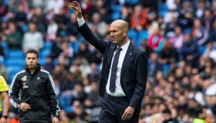 Zidane da indicaciones a su equipo en La Liga 