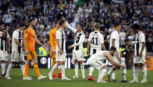 Jugadores de la Juventus celebran victoria en Serie A