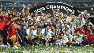 Los jugadores de Chivas festejan el título de Concacaf 