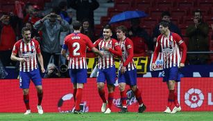 Jugadores del Atlético de Madrid celebran triunfo contra Valencia